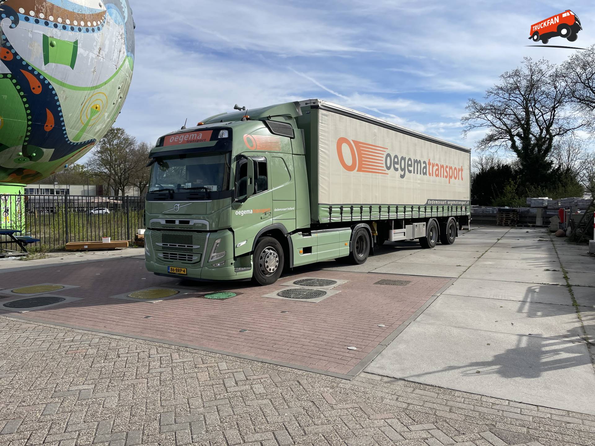 Volvo FM vrachtwagen met huif trailer