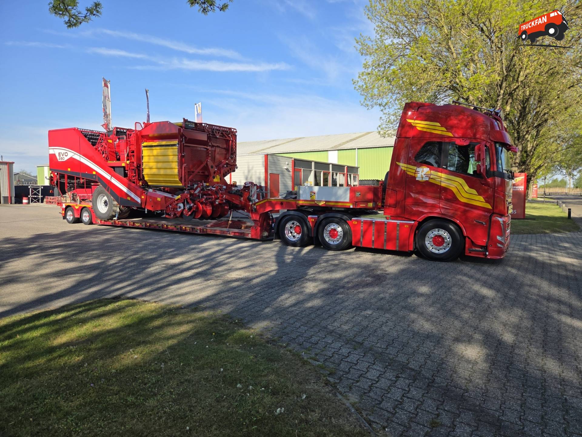Volvo FH16 met Grimme EVO 280 aardappelrooier