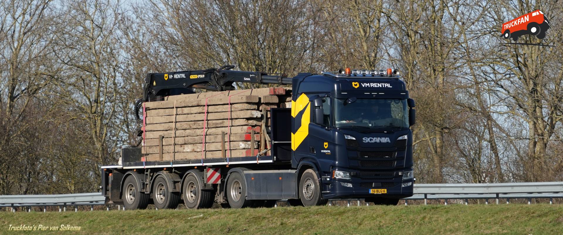 Scania R450 vrachtwagen bij A7 Sneek