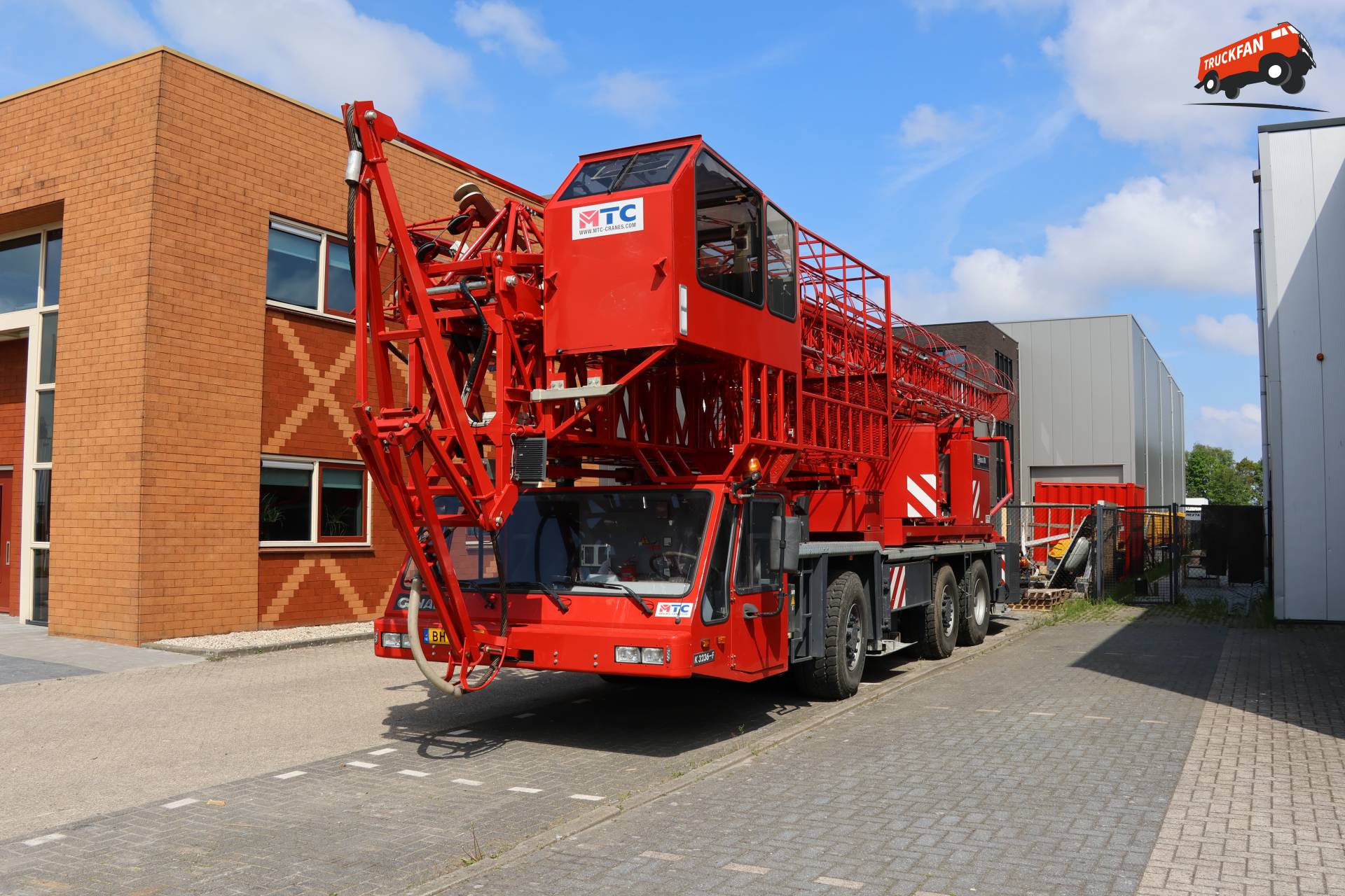 GINAF K3236-F vrachtwagen van Heilig BV