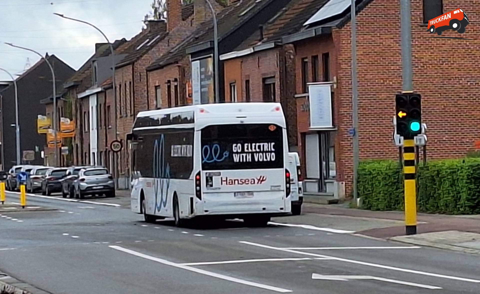 Volvo 7900E bus op de weg