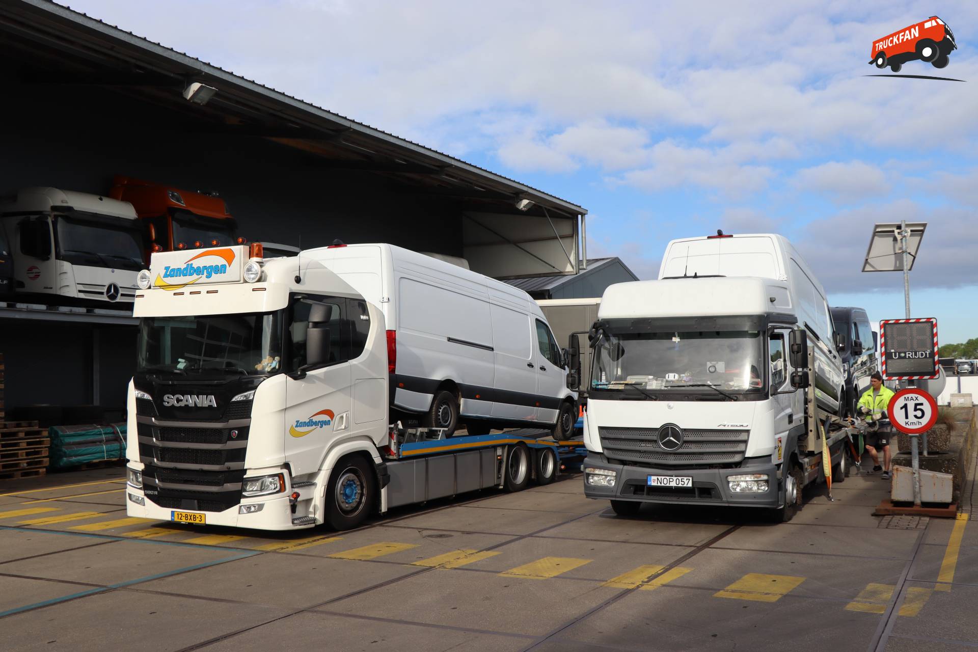 Scania 560R en Mercedes-Benz Atego bij Kleyn Vans