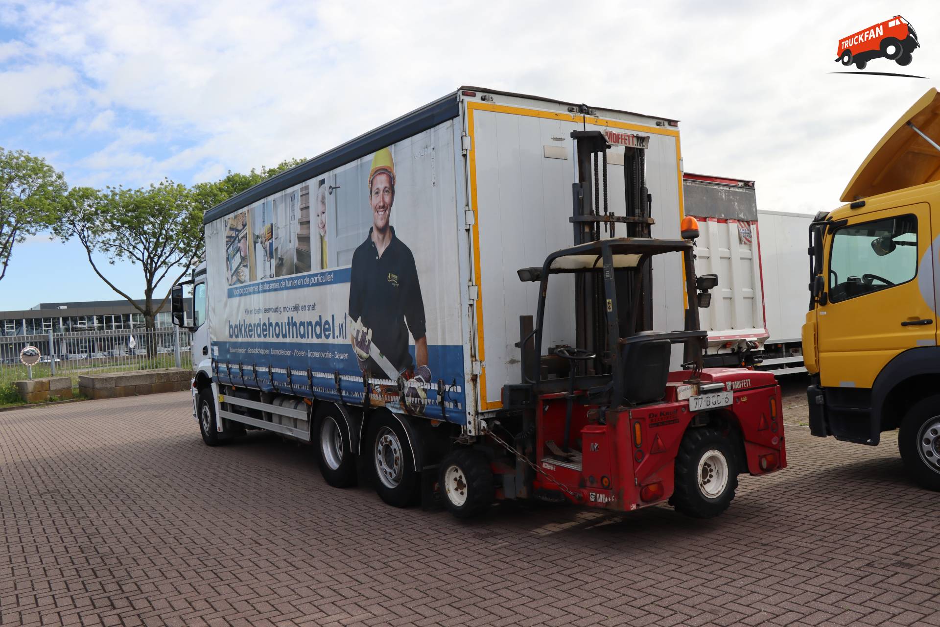 Mercedes-Benz Antos 2833 met Moffett meeneemheftruck