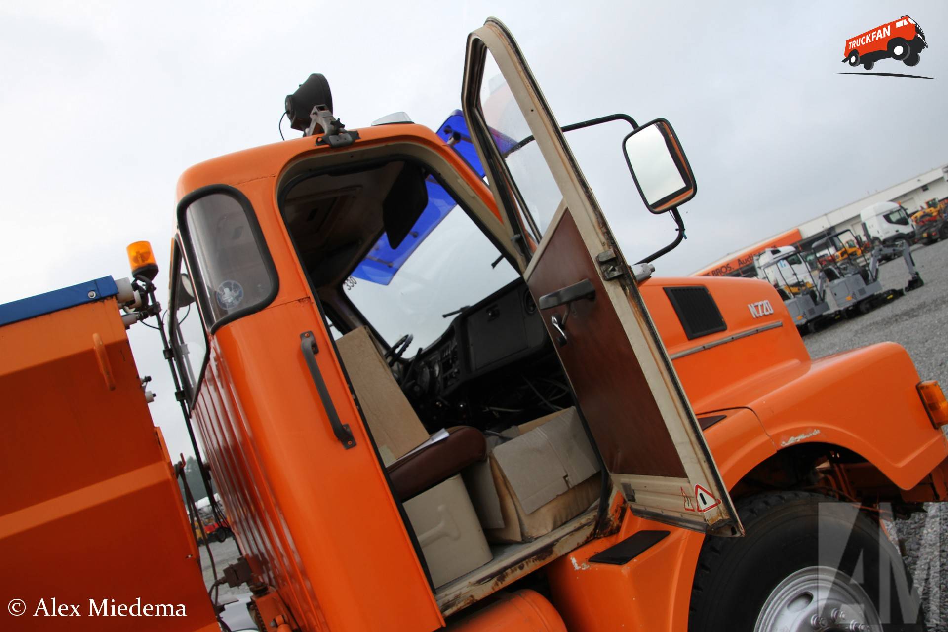 Volvo N7 vrachtwagen met Schmidt zoutstrooier