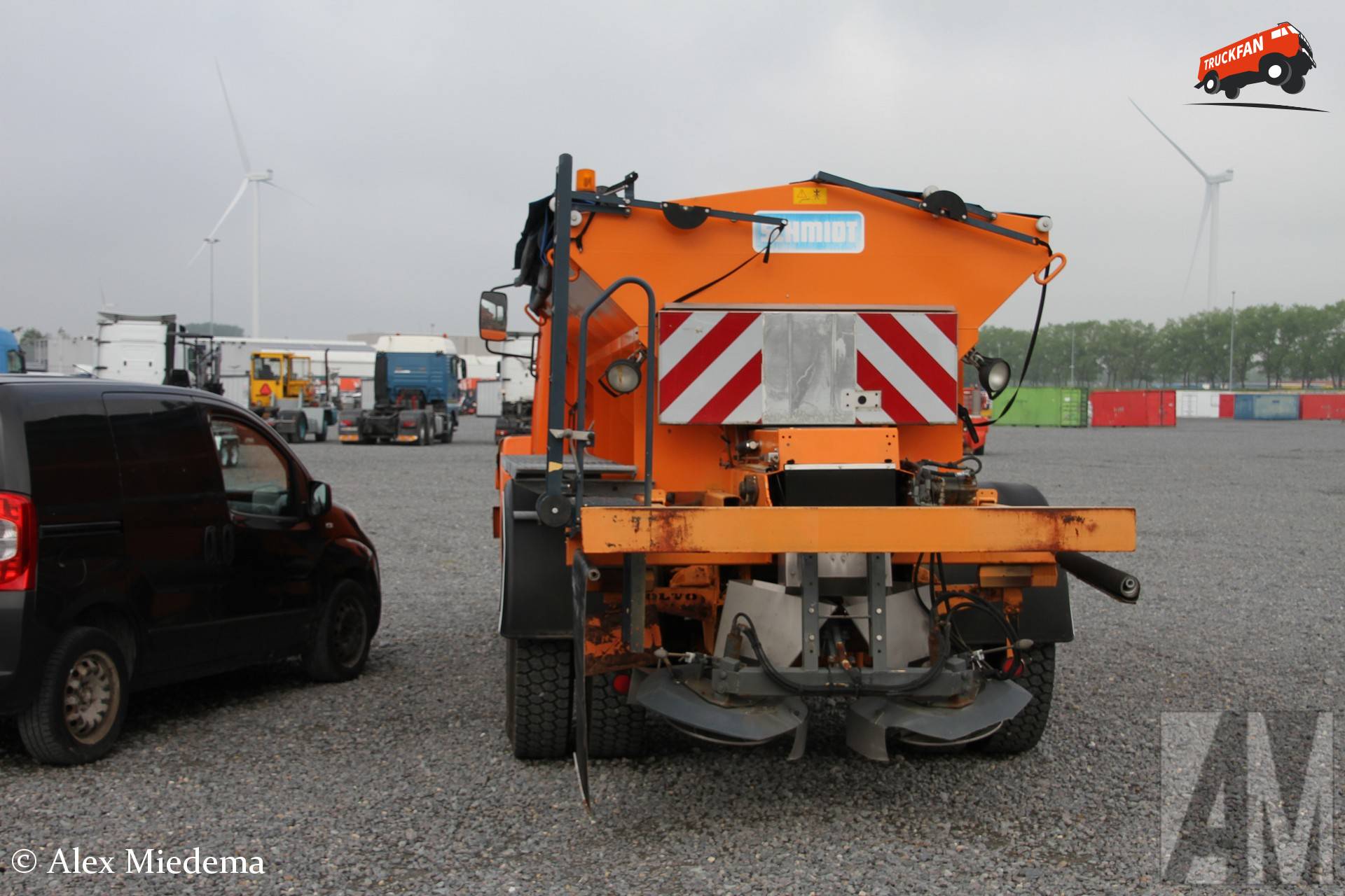 Volvo N7 met Schmidt zoutstrooier in Moerdijk