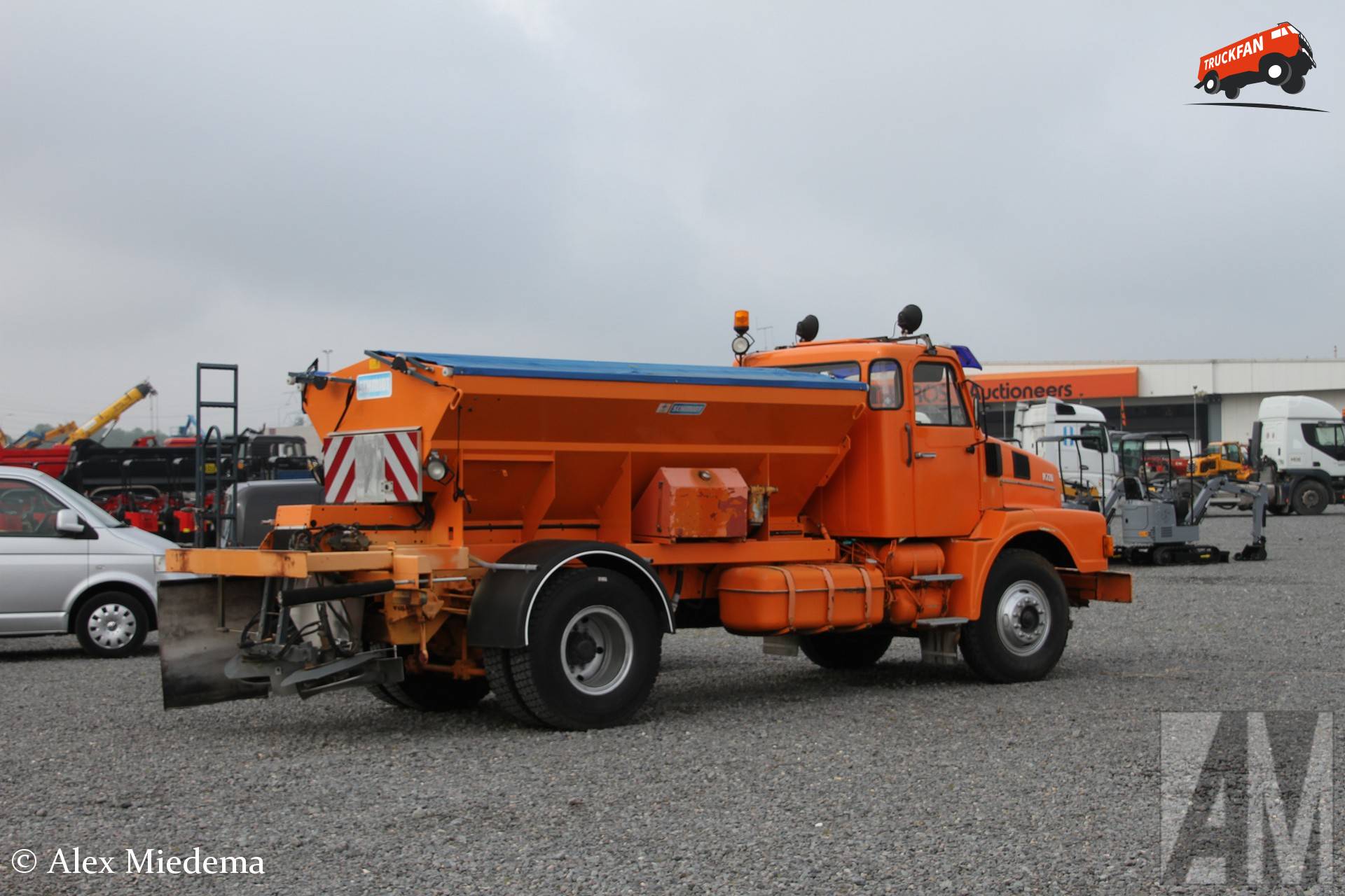 Volvo N7 vrachtwagen met zoutstrooier