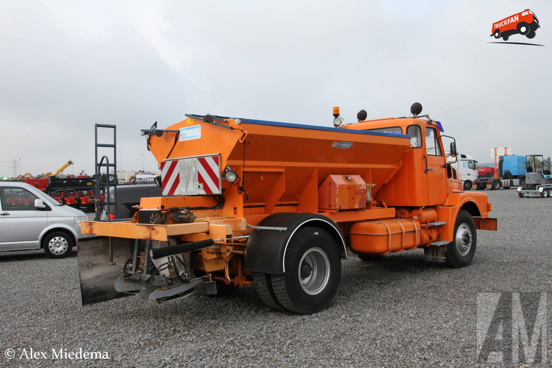 Volvo N720 met Schmidt zoutstrooier, bouwjaar 1977