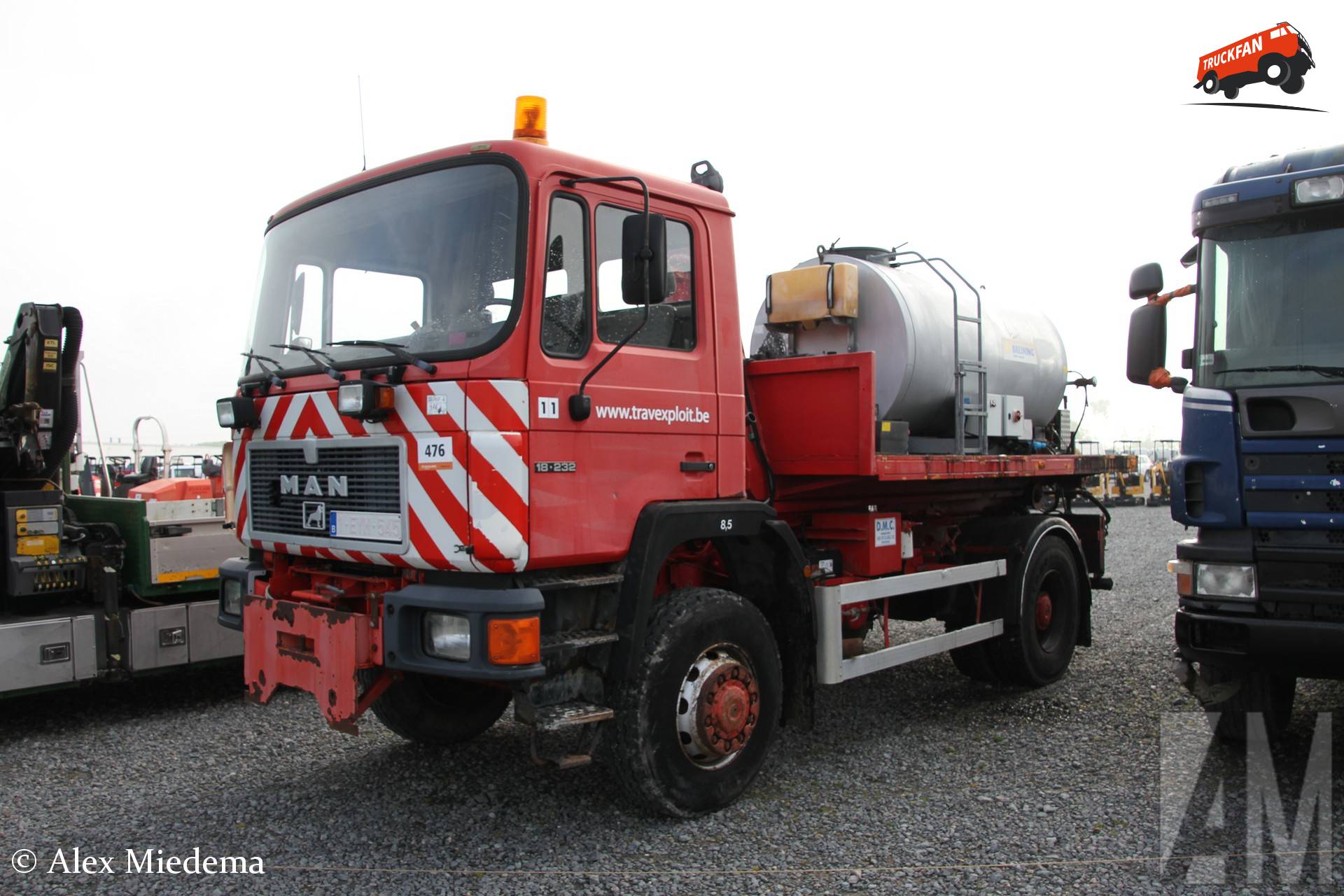 MAN F90 18.232 truck met haakarm en bitumen sprayer
