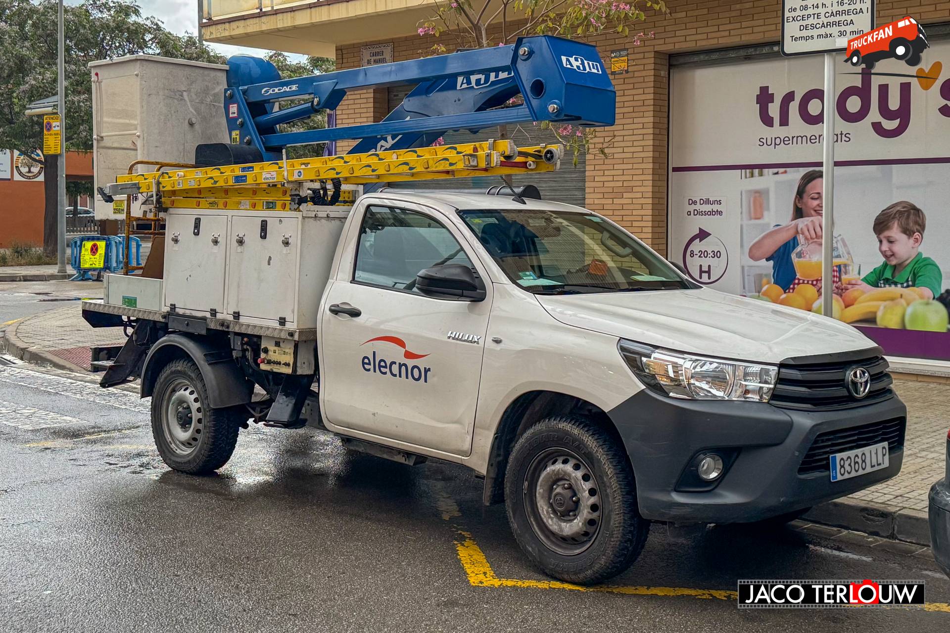 Toyota Hilux met hoogwerkeropbouw in Malgrat de Mar
