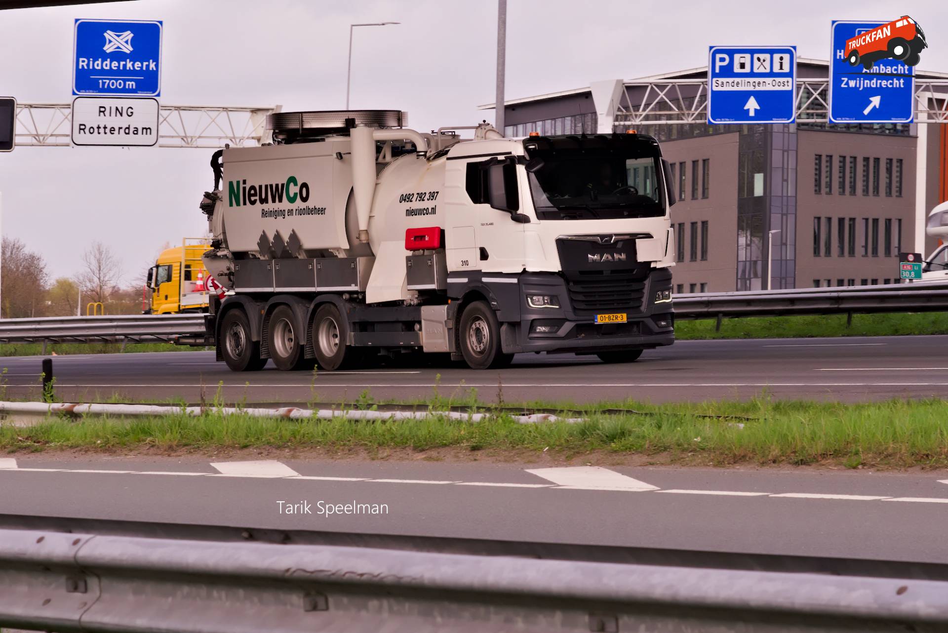 310, MAN TGX 3rd Gen vrachtwagen op A16