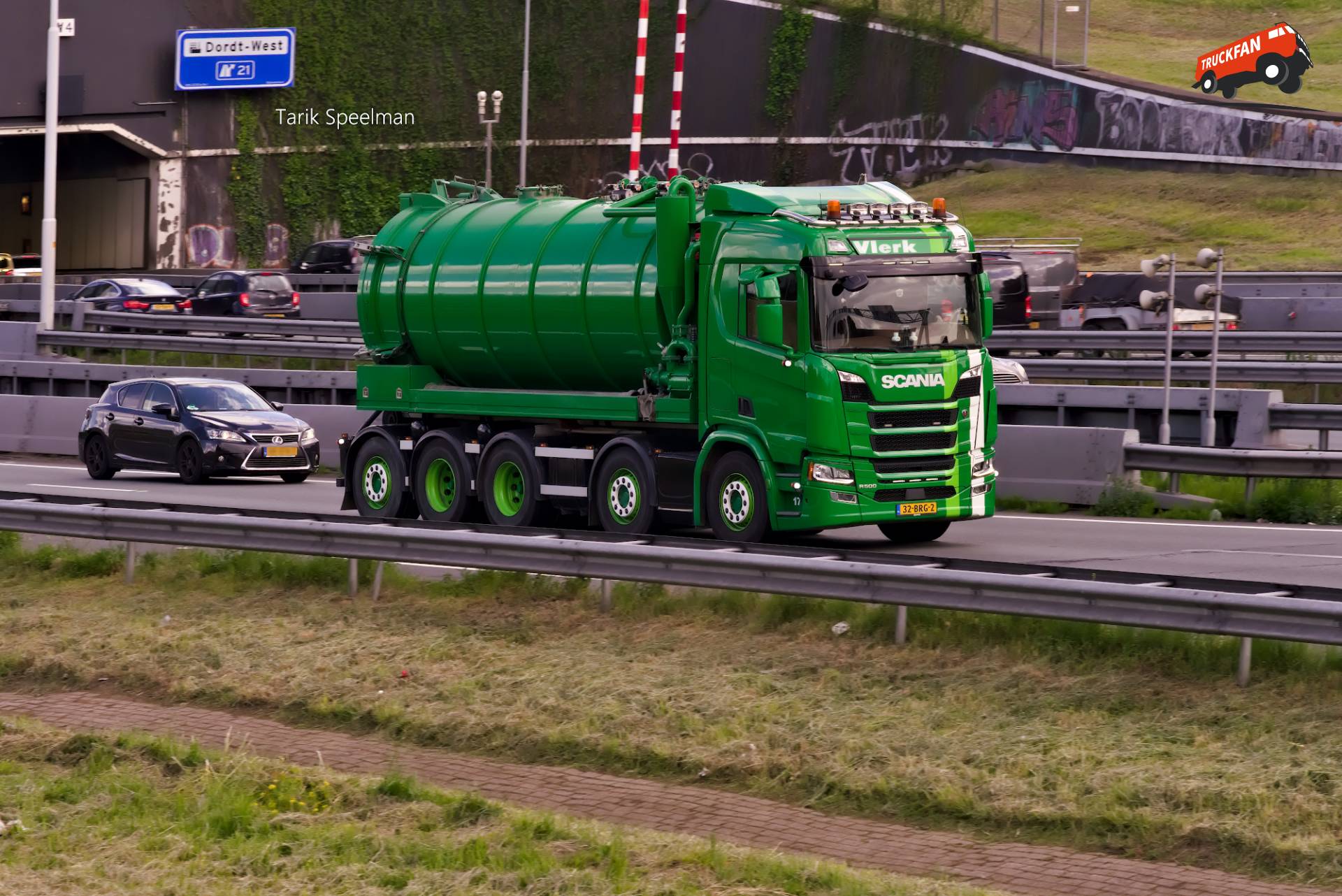 Scania R500 vrachtwagen van Vlerk Transport B.V. op A16