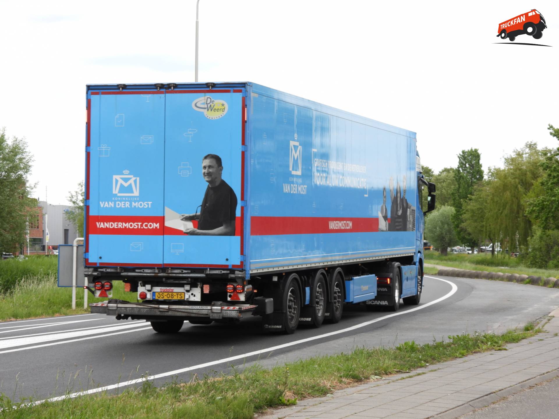 Transportbedrijf De Weerd vrachtwagen en oplegger bij Schoonhoven