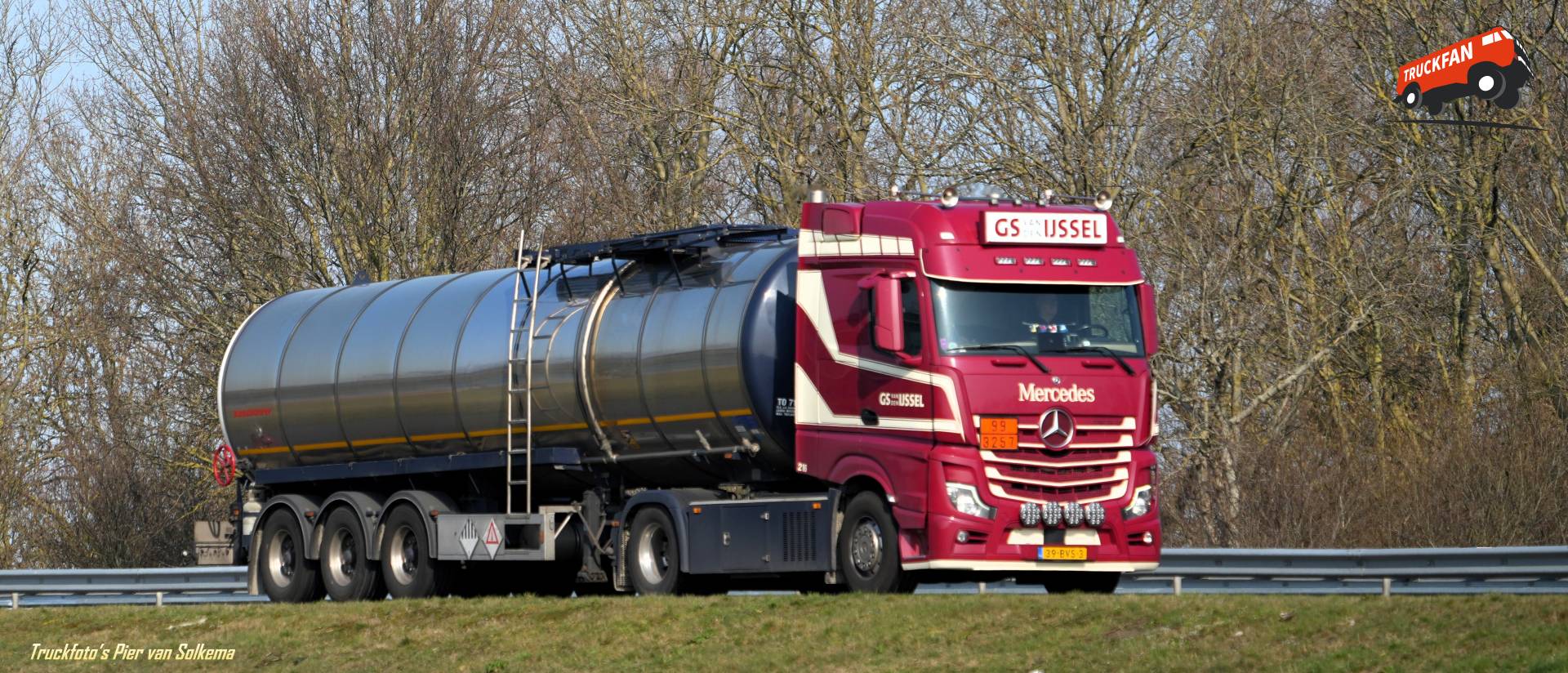 Mercedes Benz Actros tankwagen op A7 Sneek