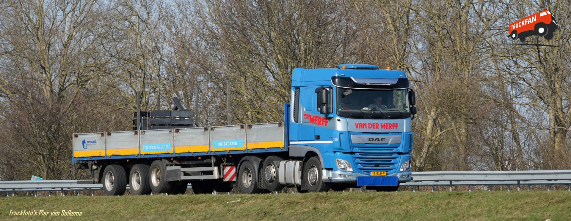 DAF XF vrachtwagen open laadbak bij A7 Sneek