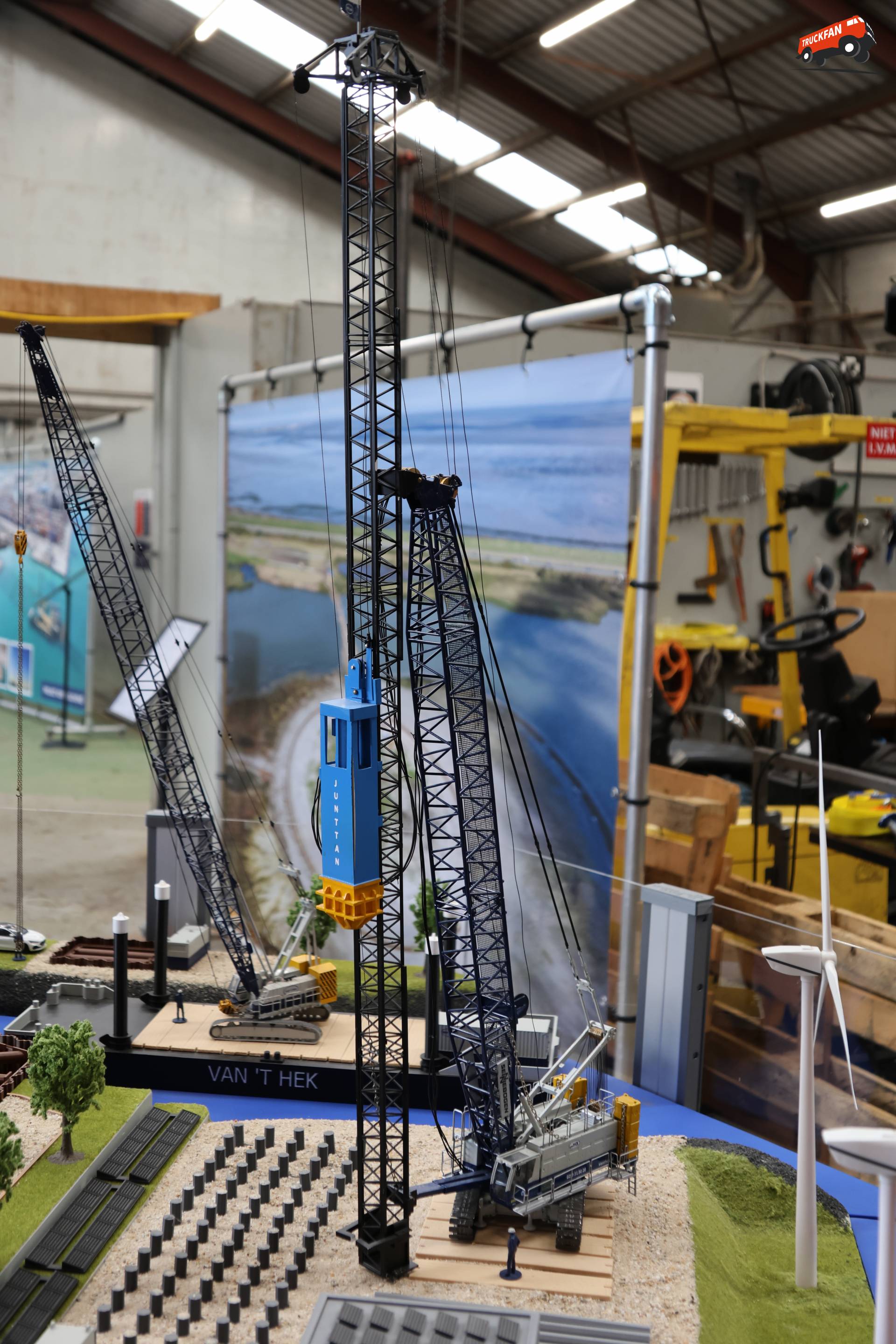 Sennebogen schaalmodel op draaiend diorama
