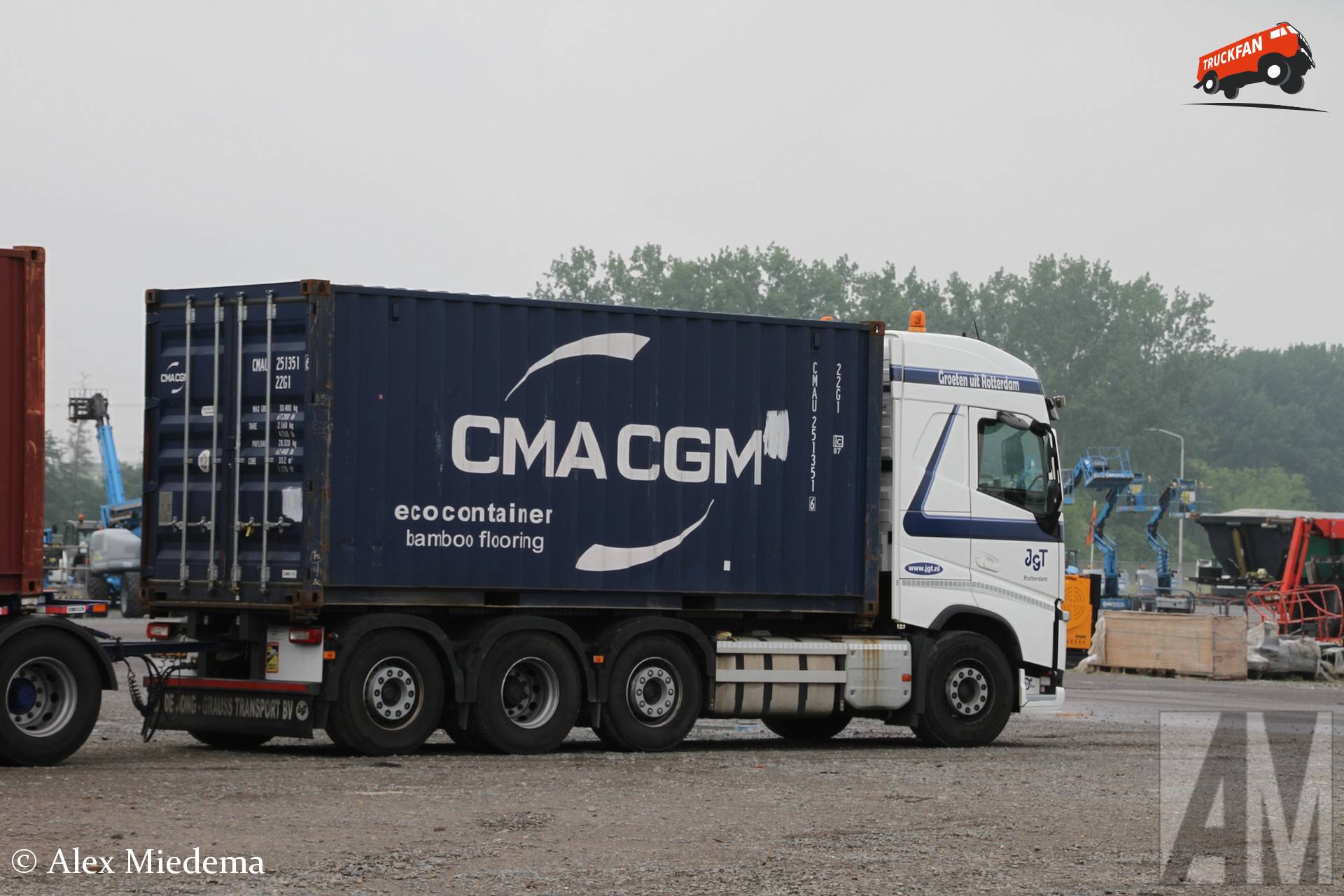 Volvo FH vrachtwagen van De Jong-Grauss Transport op locatie Moerdijk