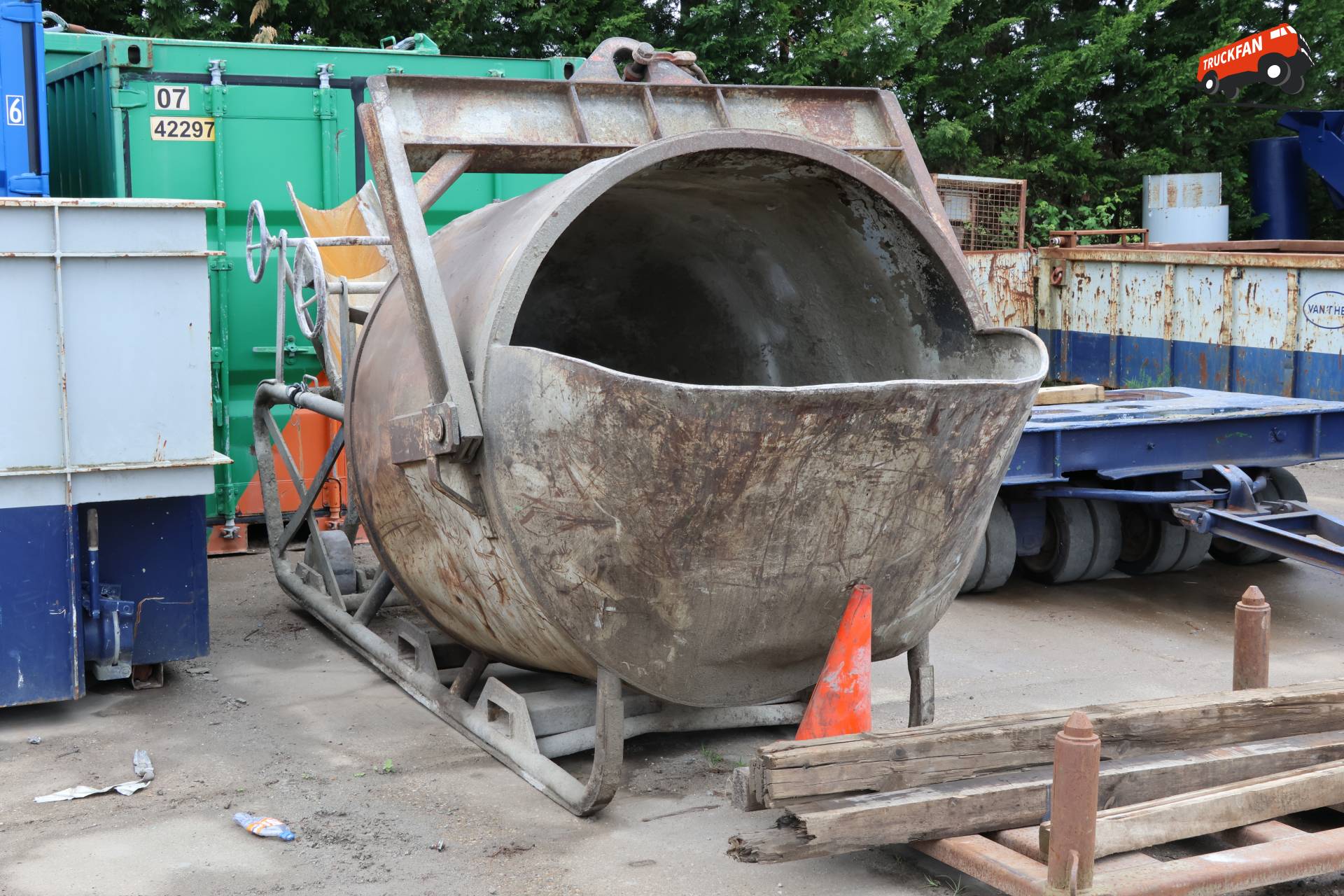 Betonkubel bij open dag van 't Hek