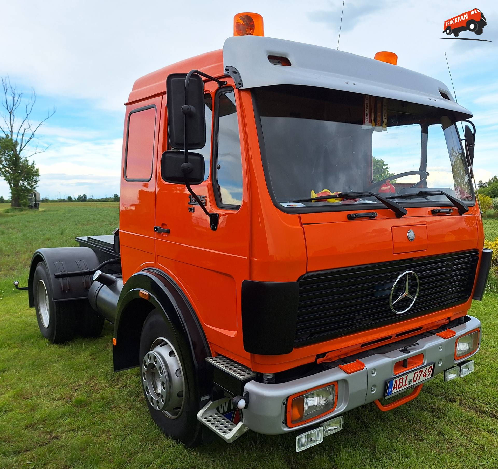 Mercedes-Benz SK 1835 V8 trekker bij oldtimerevenement