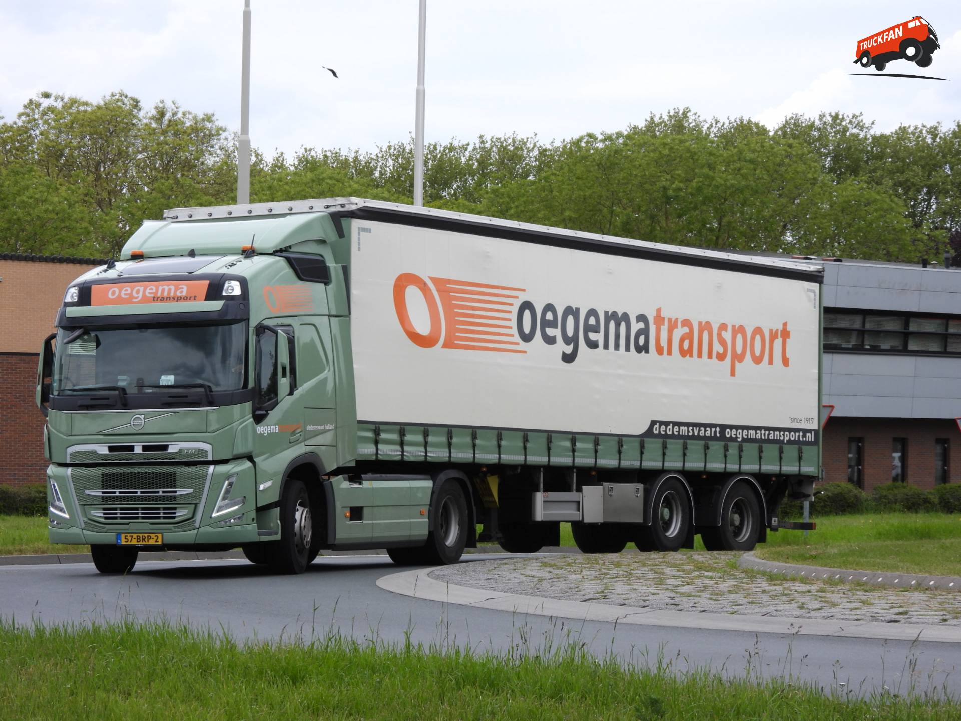 Volvo FM11 380 4x2 vrachtwagen bij Lopikerplein