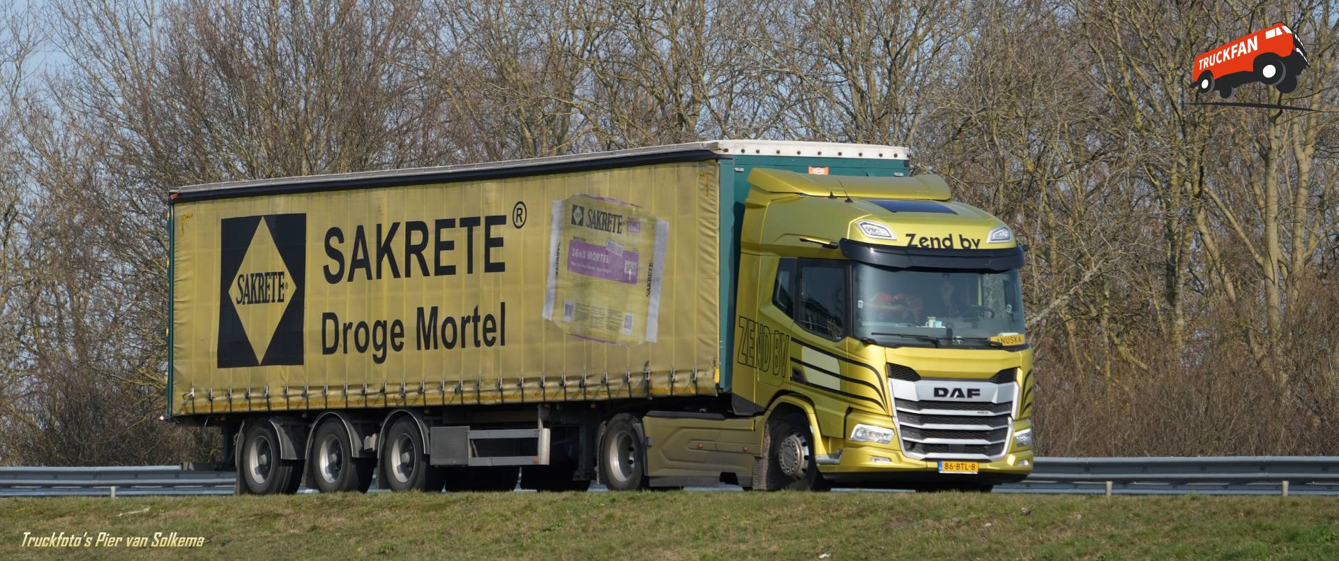 DAF XD vrachtwagen op A7 bij Sneek