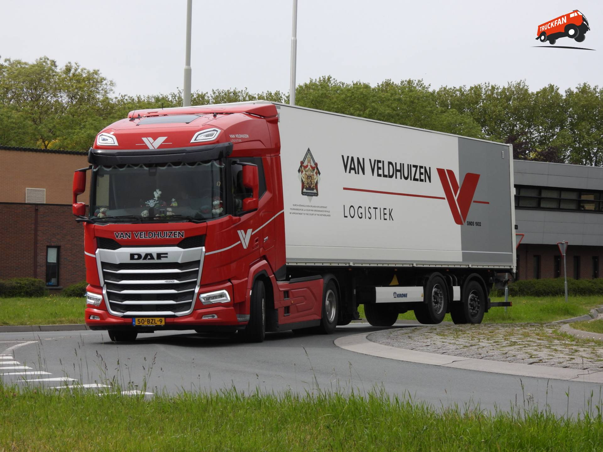 DAF XF 450 FT vrachtwagen bij Lopikerplein Schoonhoven