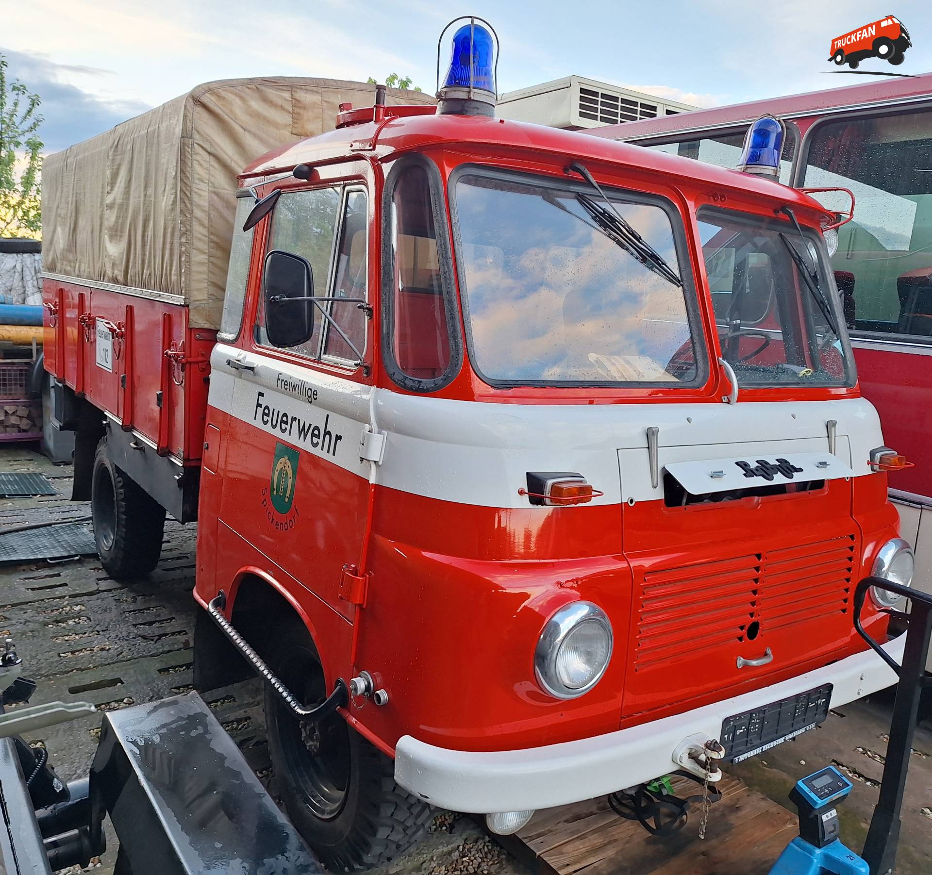 Robur LO-serie brandweerwagen bij oldtimerevenement