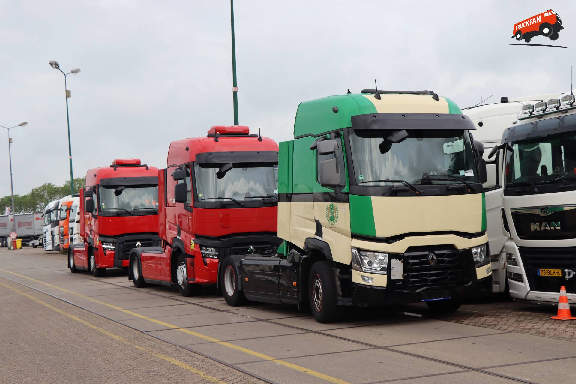 Drie Renault T vrachtwagens bij Kleyn Trucks