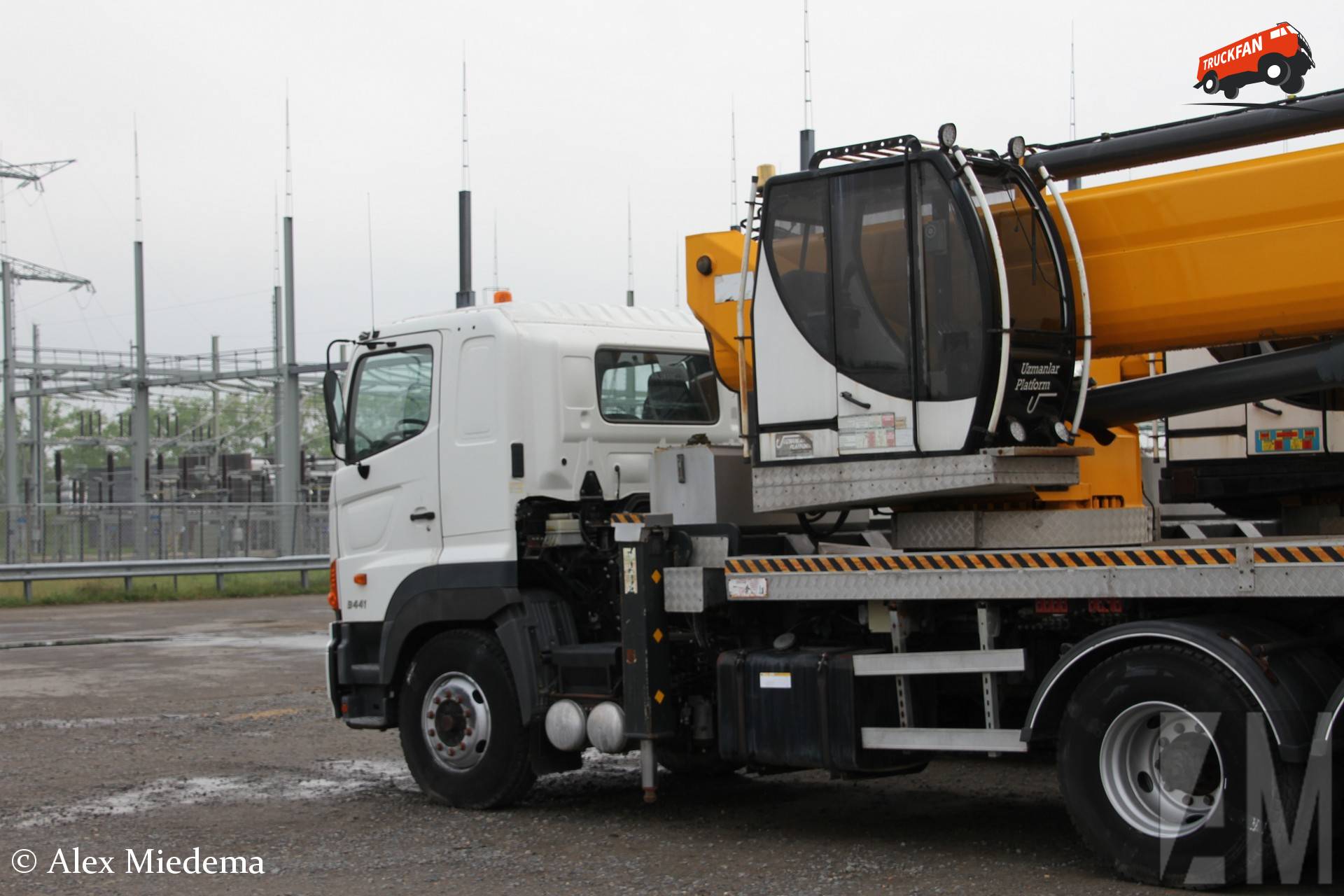 Hino 700 met Uzmanlar Platform hoogwerker in Moerdijk