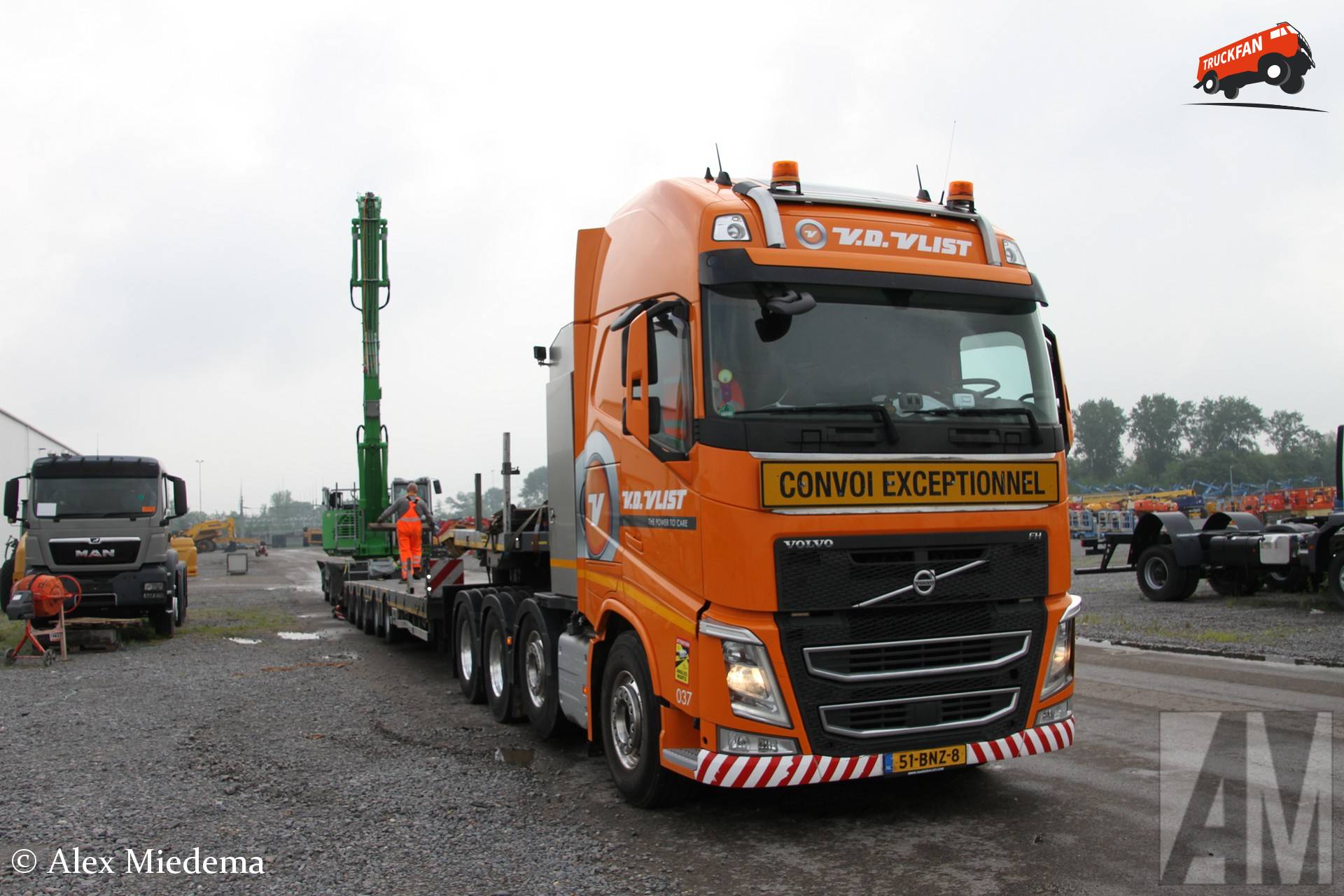 Volvo FH 4th gen with Broshuis trailer loading Sennebogen