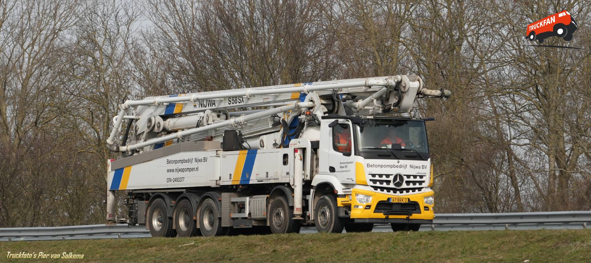 Mercedes Benz Arocs betonpomp op A7 Sneek