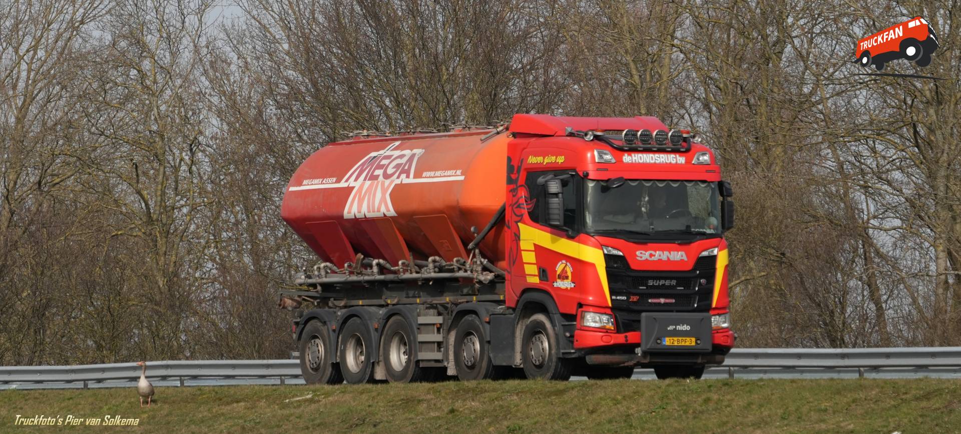 Scania R450 XT vrachtwagen op A7 bij Sneek