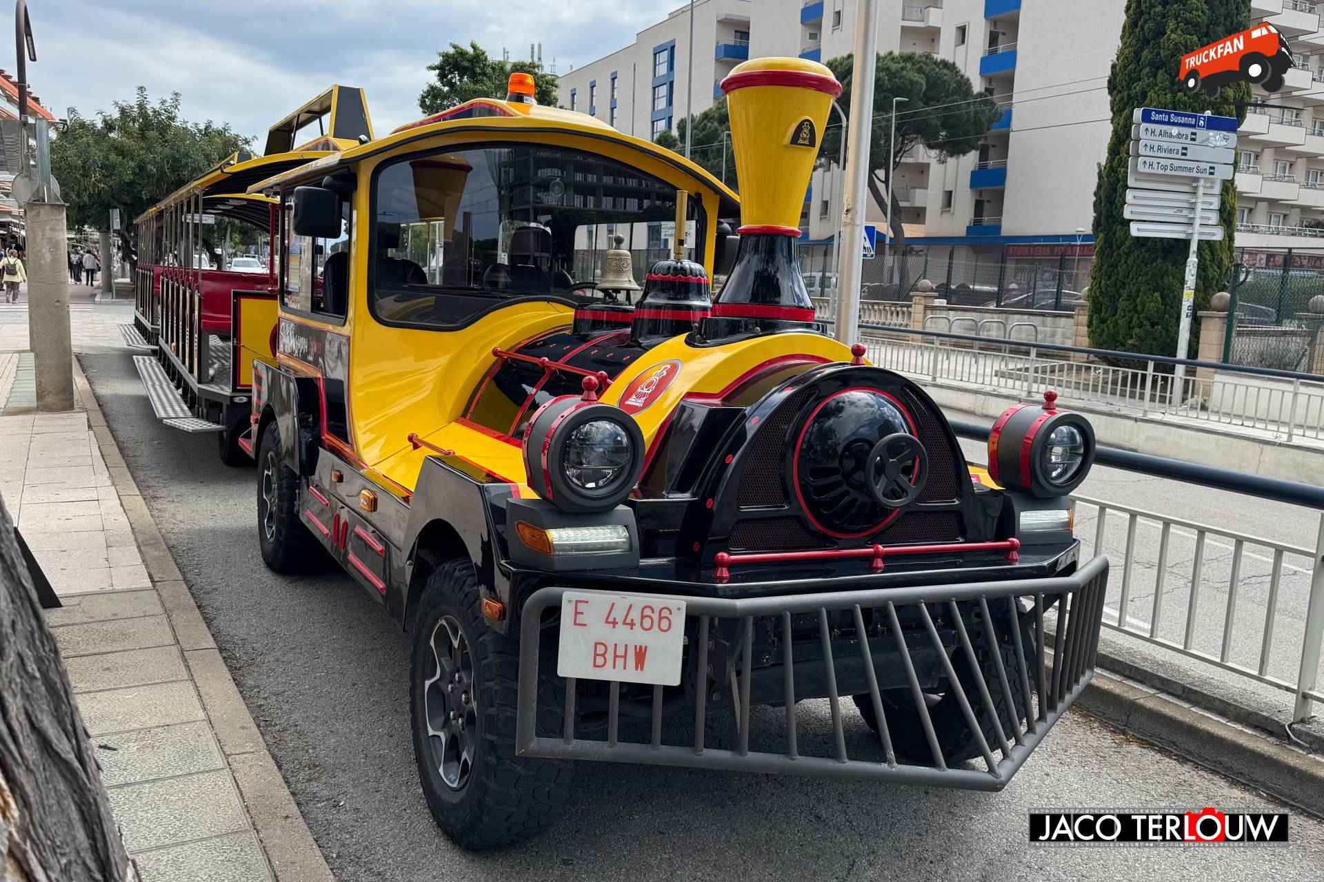 Jeep Wrangler Rubicon als toeristentreintje in Malgrat de Mar