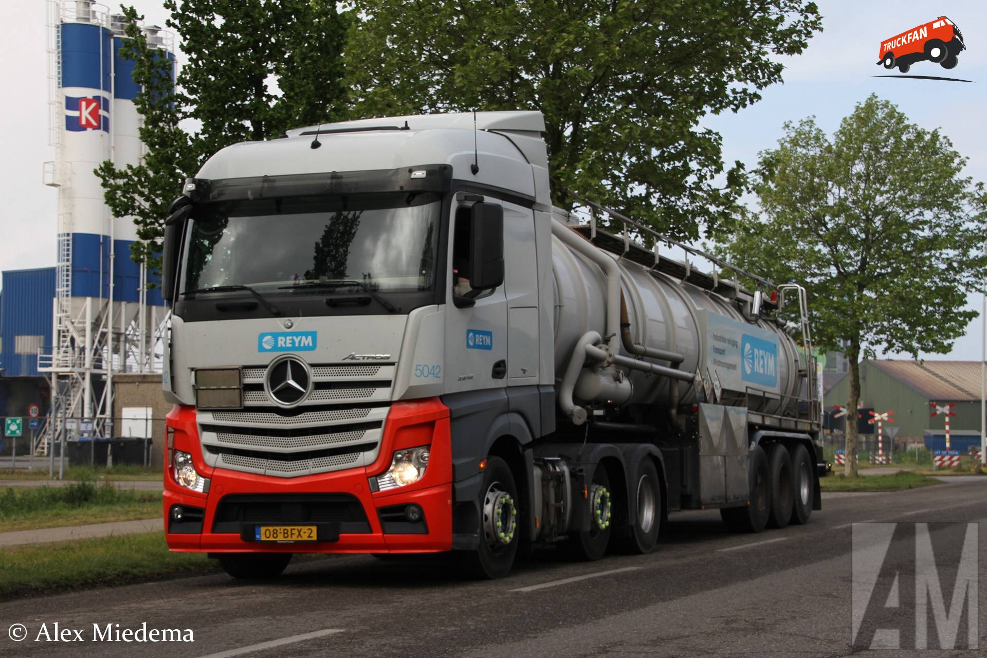 Reym BV Mercedes-Benz Actros vehicle