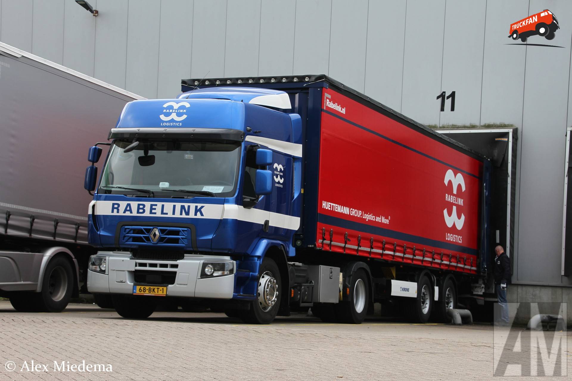 Rabelink Logistics Renault D-serie met Krone oplegger