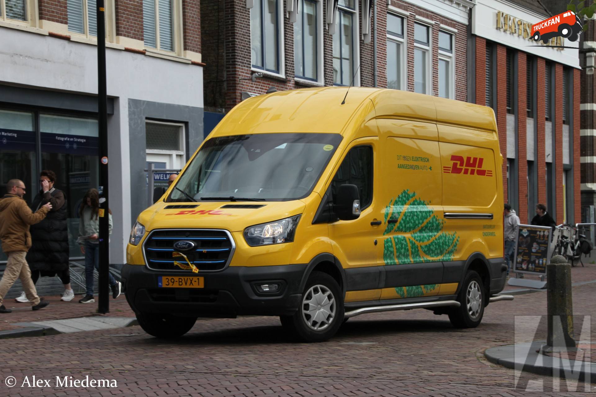DHL Ford Transit met vrachtwagenkenteken