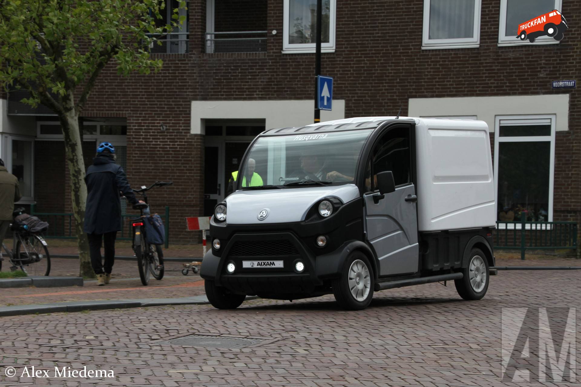 Mega voertuig bij Oldtimer Elfstedentocht in Franeker