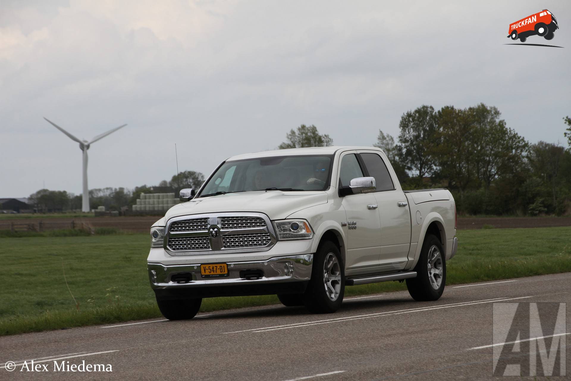 Ram 1500 op Rijksweg tussen Herbaijum en Harlingen