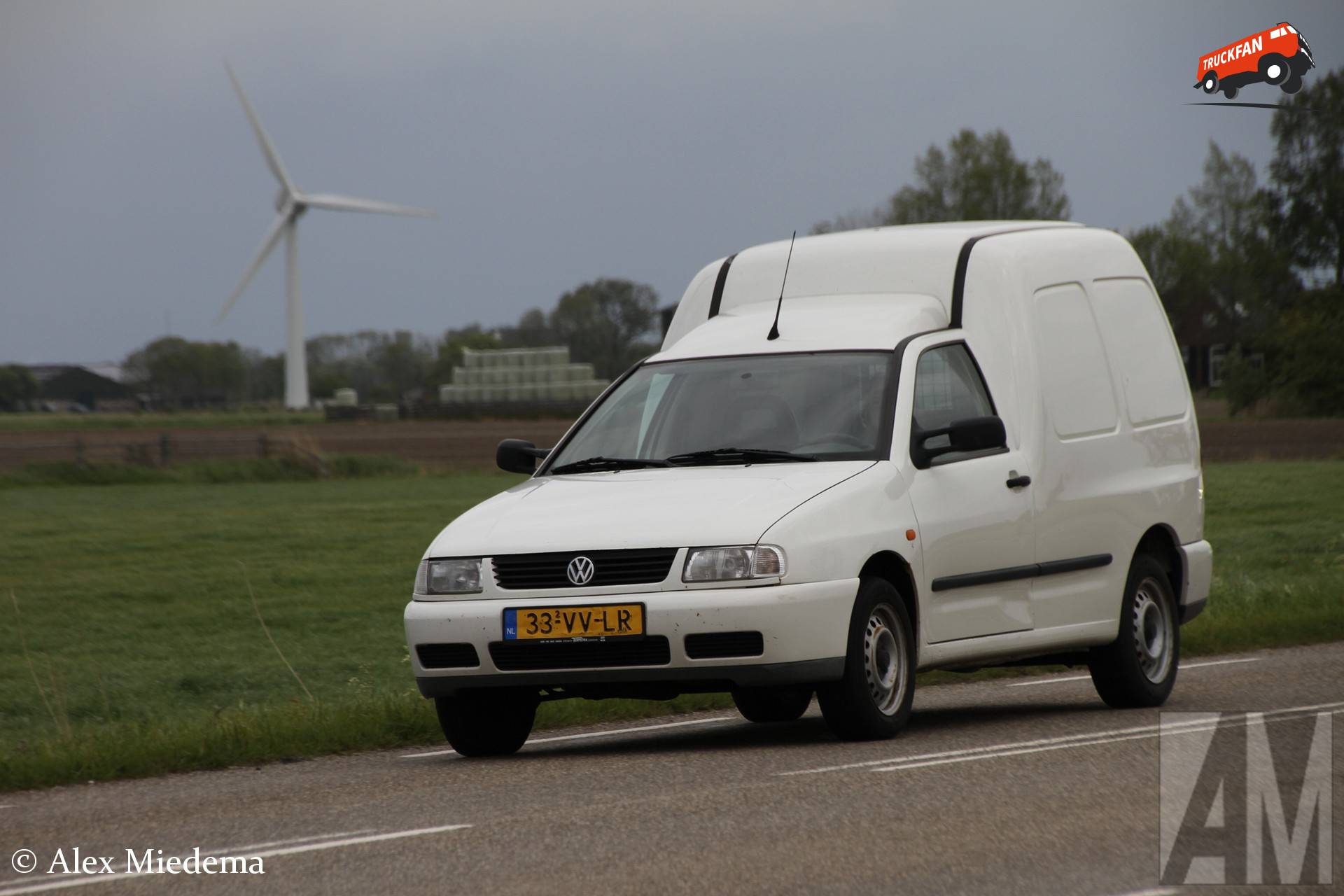 Volkswagen Caddy op Rijksweg tussen Herbaijum en Harlingen