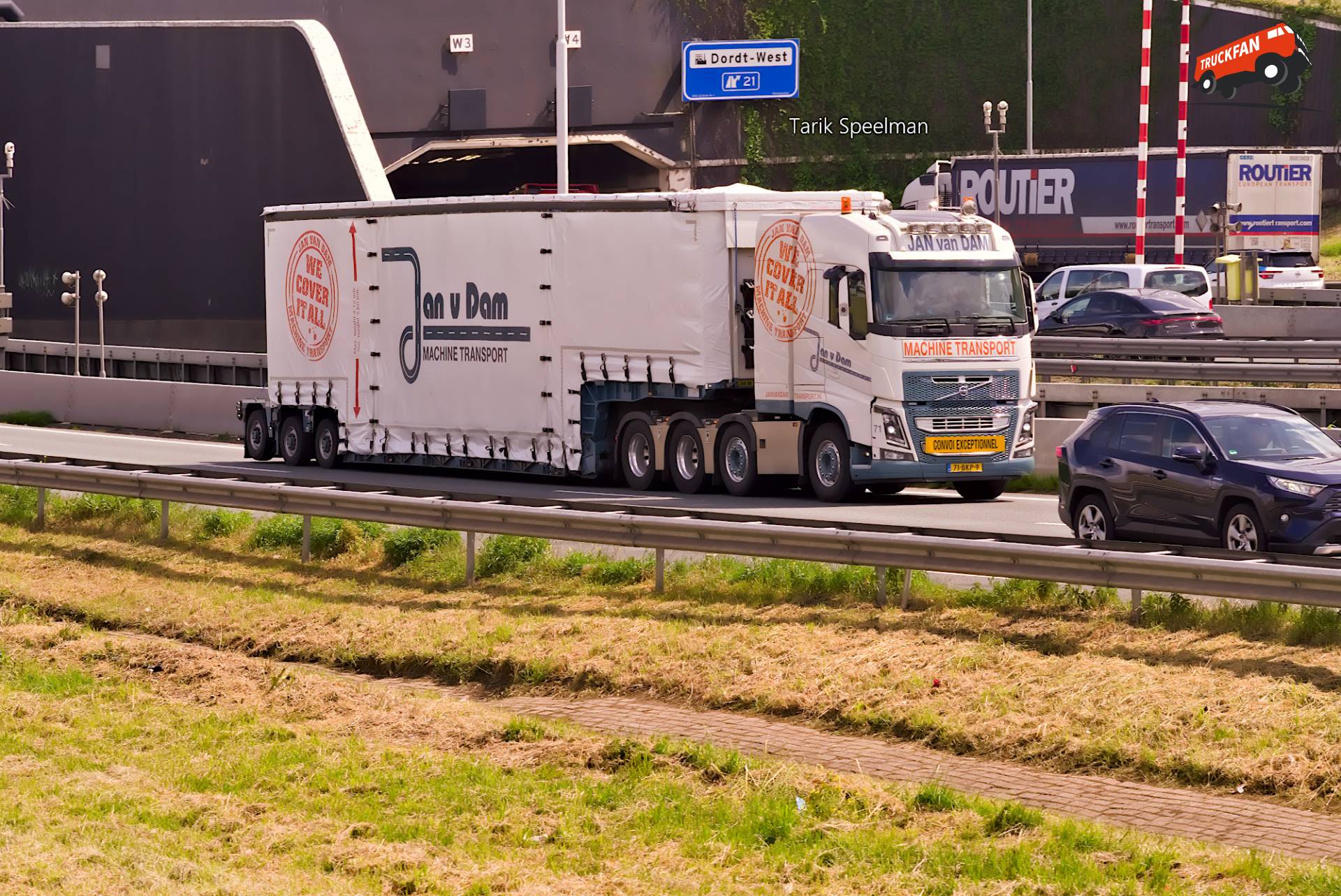 Volvo FH 4th Gen trucks van Jan van Dam op A16