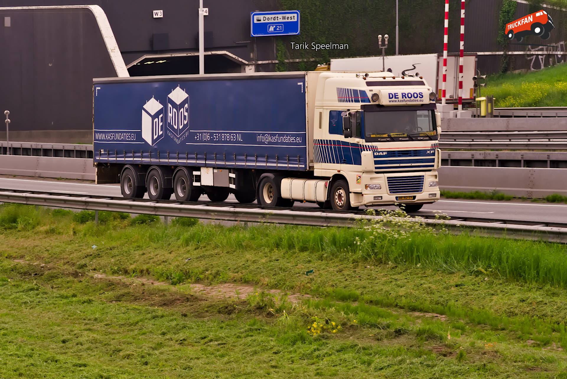 DAF XF95 vrachtwagen van De Roos op A16