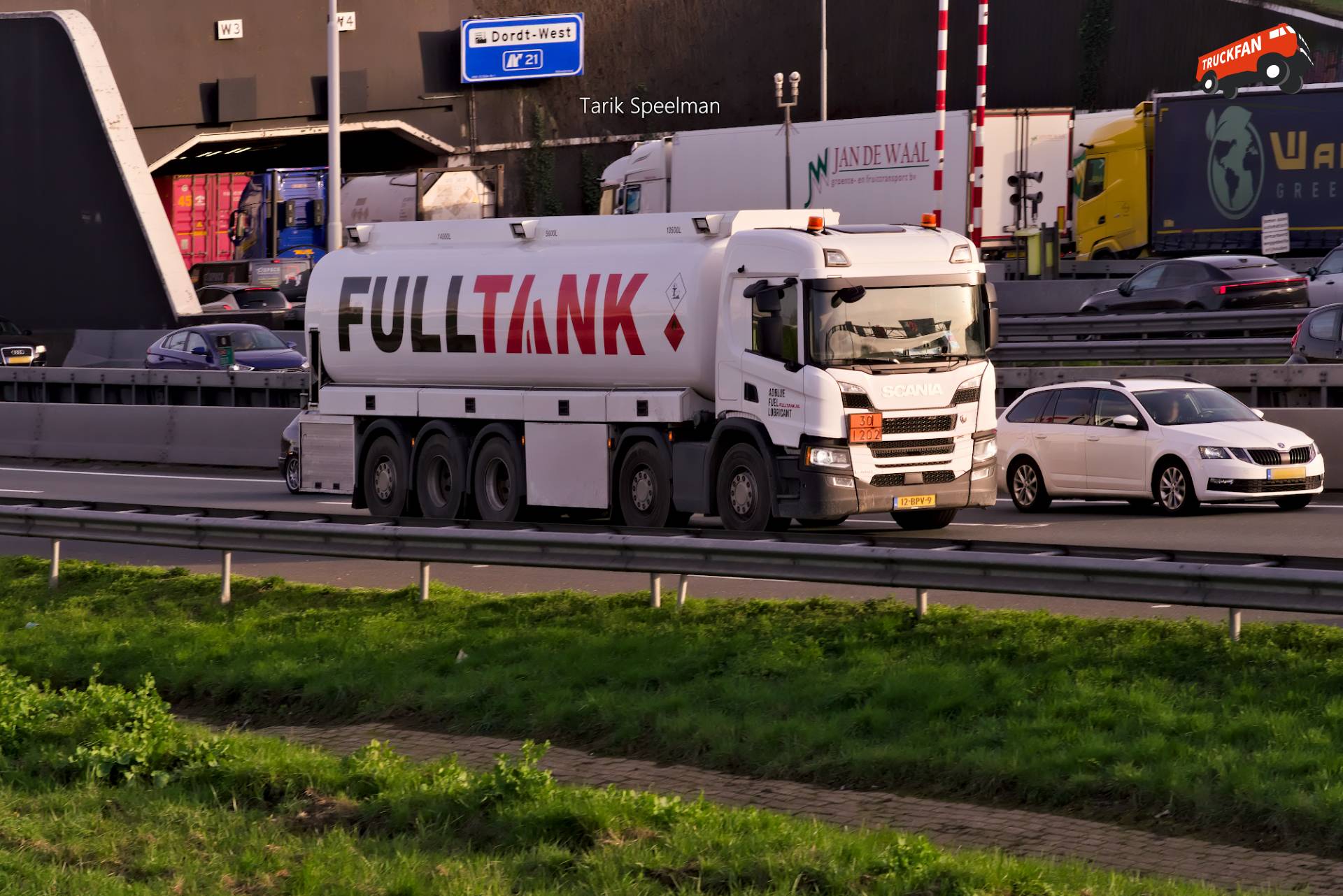 Scania G450 brandstoftanker Fulltank op A16