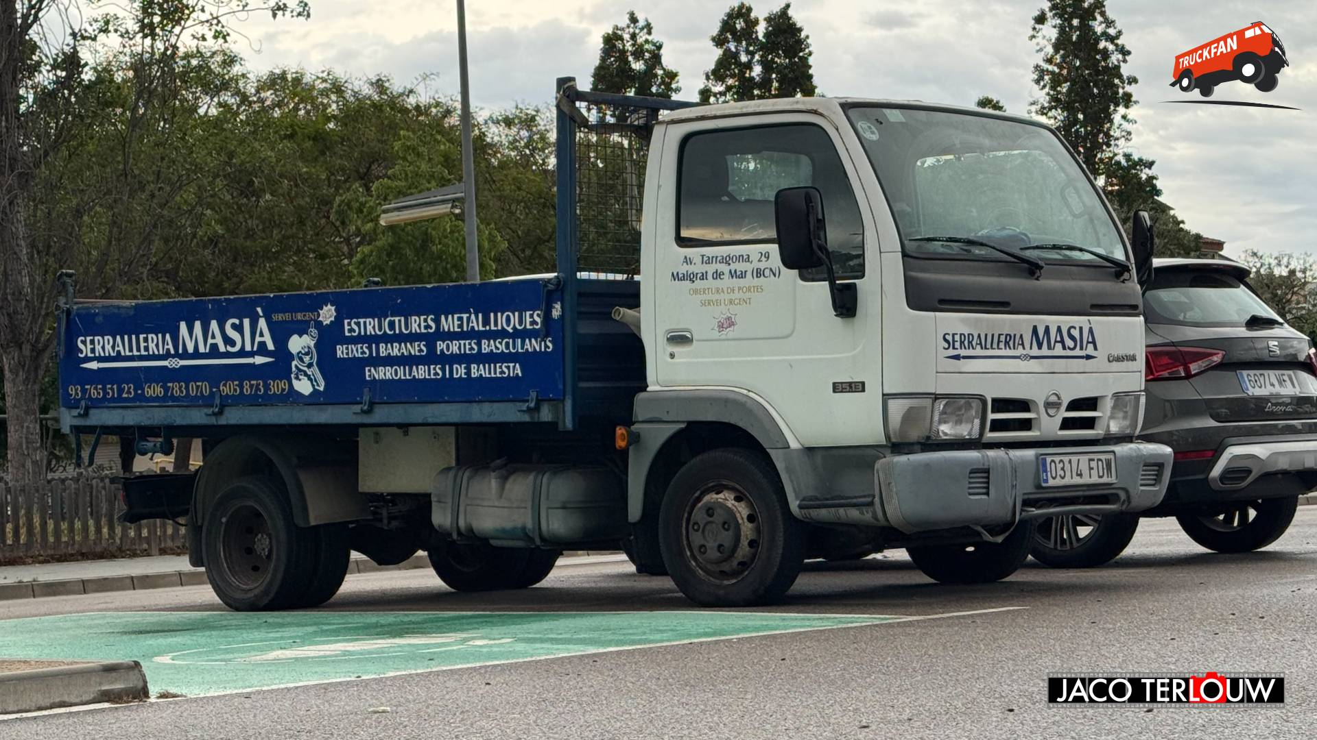 Nissan Cabstar geparkeerd achter hotel in Malgrat de Mar