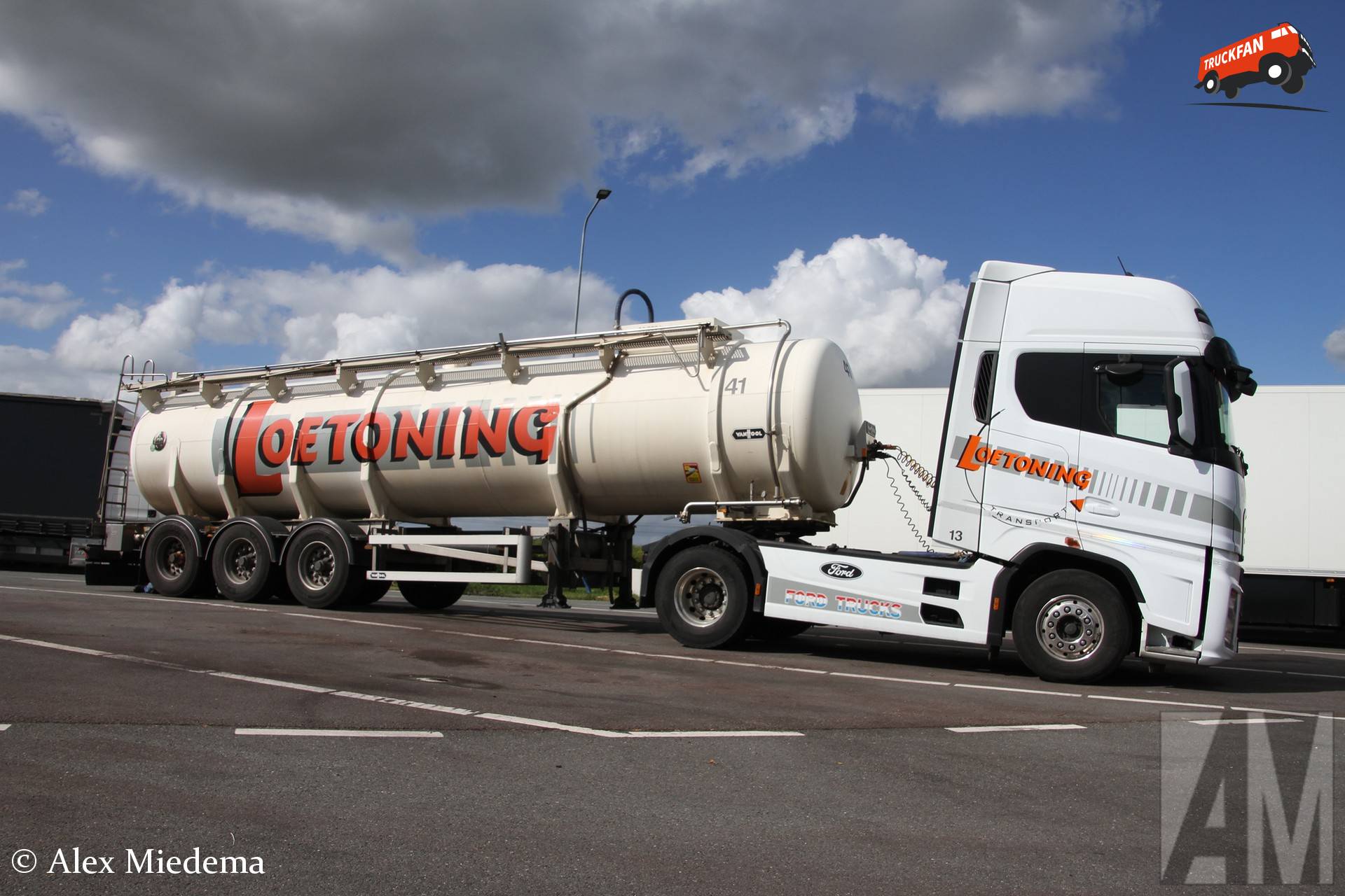Loetoning Ford F-Max truck near A15 motorway