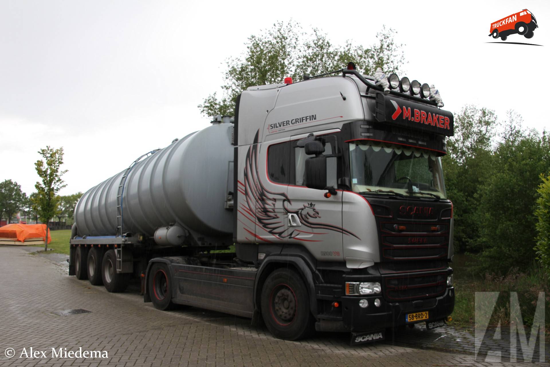 Scania R580 Silver Griffin truck in Gramsbergen