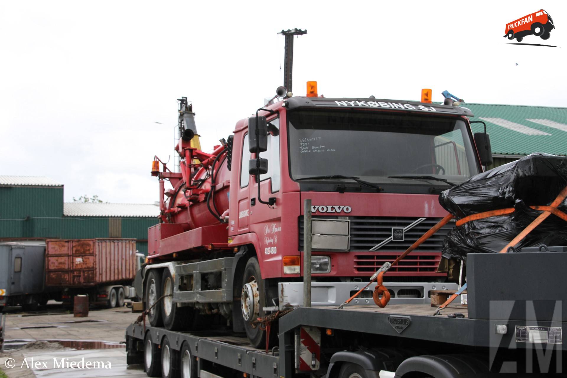 Volvo FL7 truck geladen op Broshuis oplegger