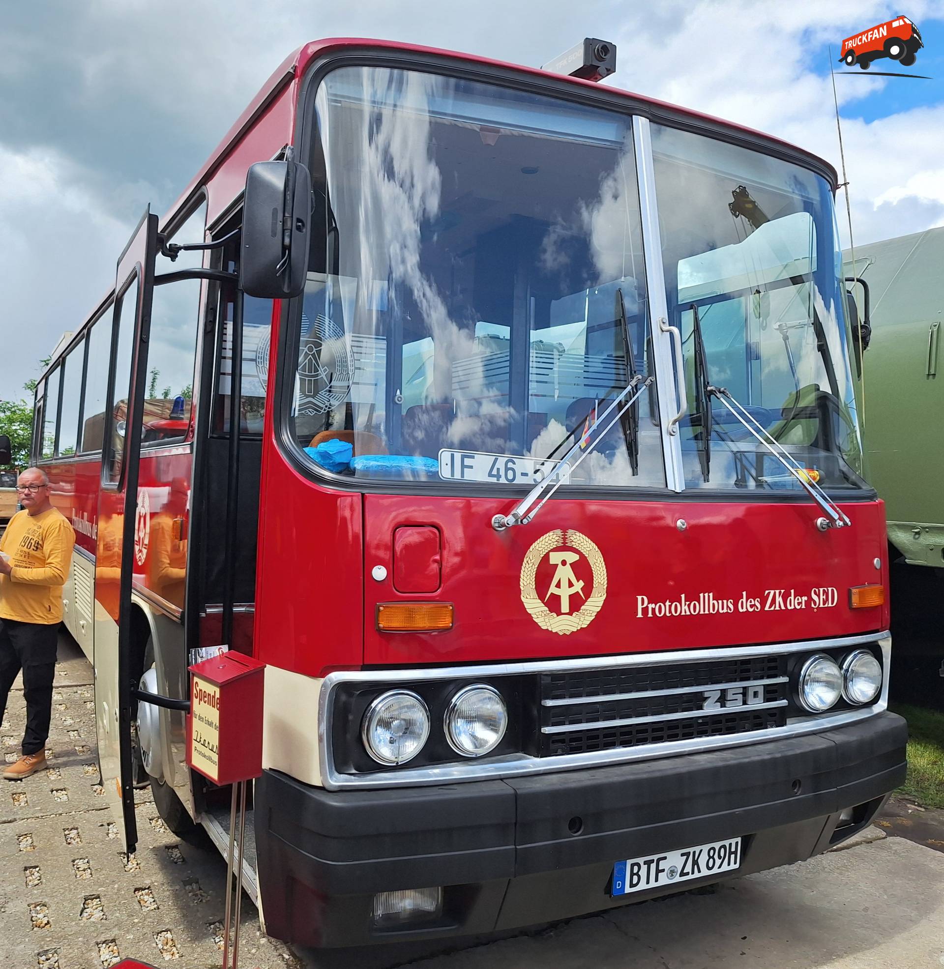 Ikarus 250 bus van het ZK van de SED