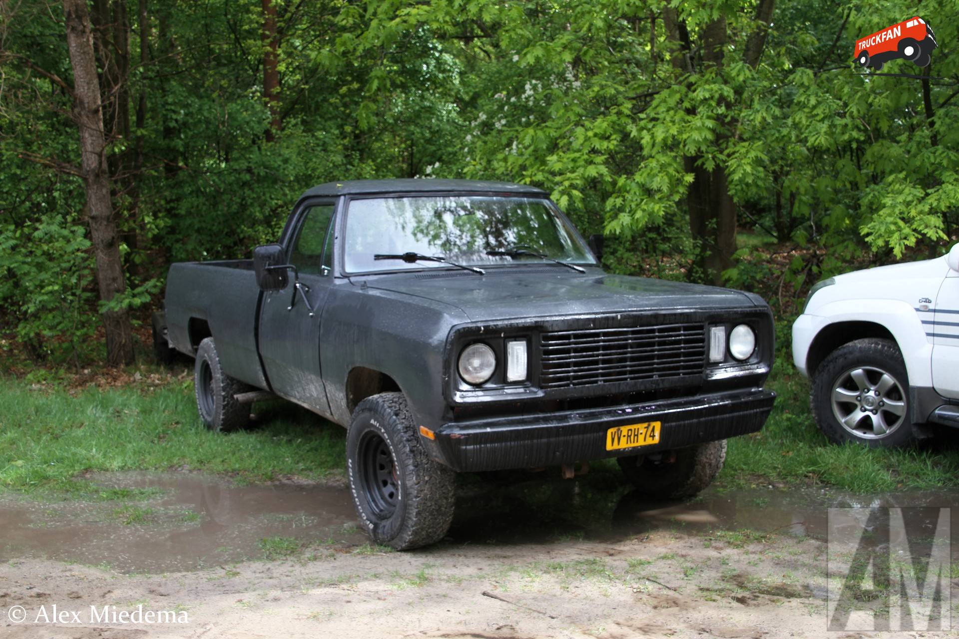 Dodge W200 uit 1977 tijdens Dutch Peace Army evenement
