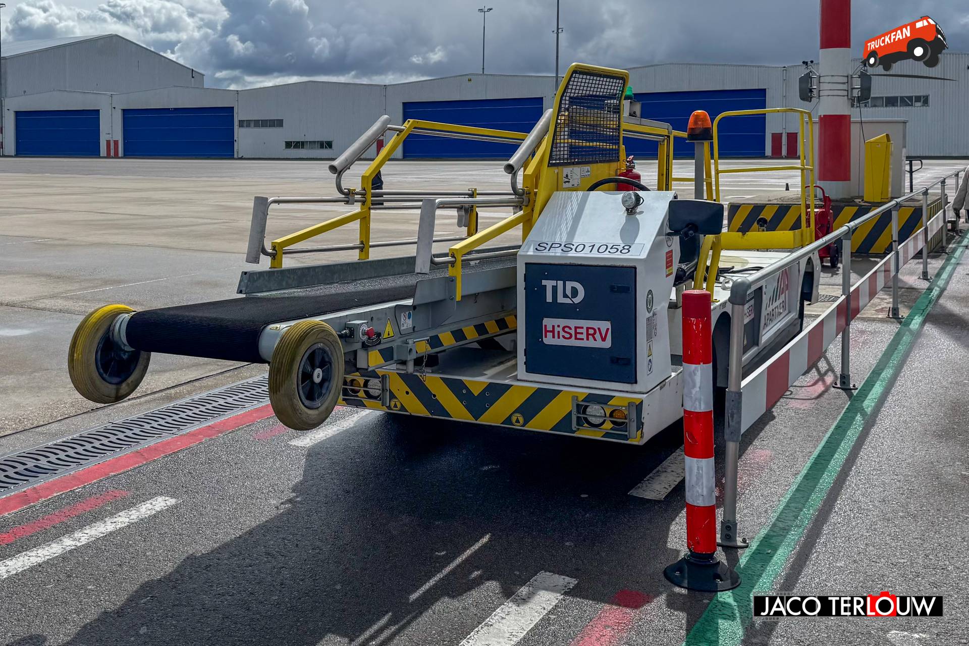 TLD NBL elektrische transportbandlader op Vliegveld Zestienhoven