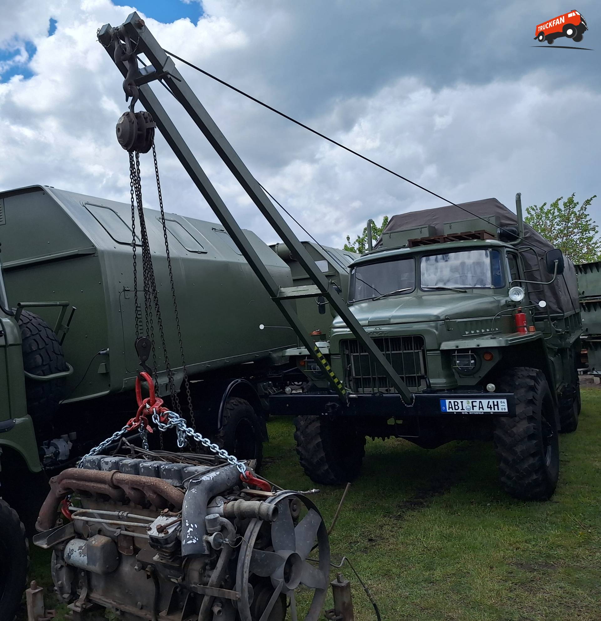 URAL 375 kraanwagen bij oldtimerevenement