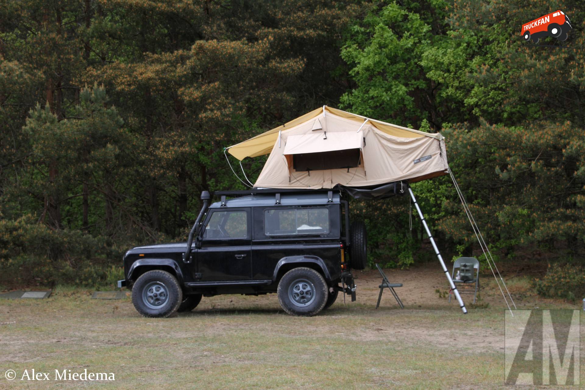 Land Rover Defender met daktent op oefenterrein
